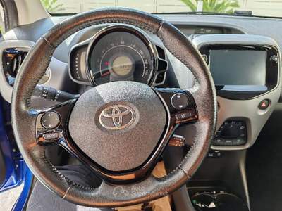 Toyota Aygo  Apple CarPlay/Android Auto, sensori parcheggio e retrocamera Blu/Azzurro usata Angri