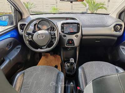 Toyota Aygo  Apple CarPlay/Android Auto, sensori parcheggio e retrocamera Blu/Azzurro usata Angri