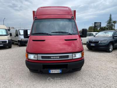 Iveco Daily 35C11 2.8 TDI CENTINATO CABINATO PATENTE B GEMELLATO IVA Rosso usata Corato