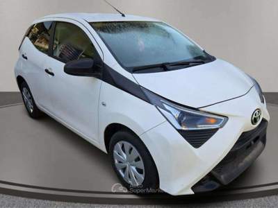 Toyota Aygo 3p 1.0 x-cool 72cv Bianco usata San Giovanni di Fassa