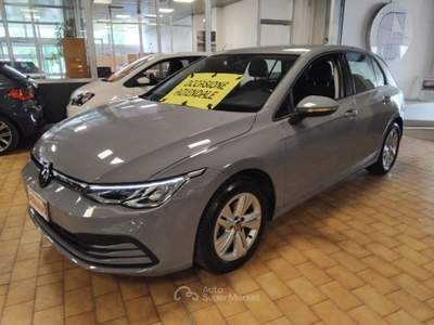 Volkswagen Golf 1.0 eTSI EVO Life DSG MHEV Grigio usata Vigevano