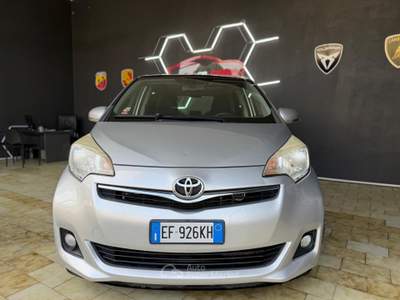 Toyota Verso-S Toyota Verso-S con tetto panoramico Argento usata Telgate