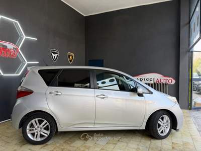 Toyota Verso-S Toyota Verso-S con tetto panoramico Argento usata Telgate