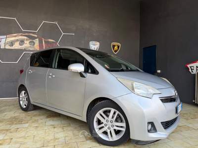 Toyota Verso-S Toyota Verso-S con tetto panoramico Argento usata Telgate