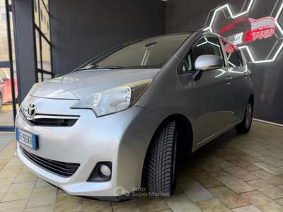 Toyota Verso-S Toyota Verso-S con tetto panoramico Argento usata Telgate