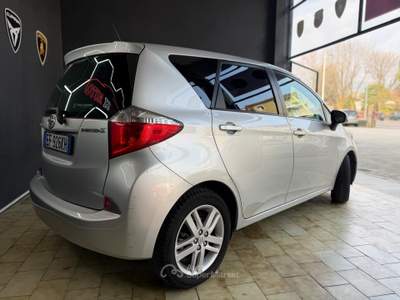 Toyota Verso-S Toyota Verso-S con tetto panoramico Argento usata Telgate