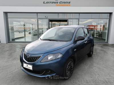 Lancia Ypsilon 1.0 firefly hybrid Gold 70cv con TELECAM E CARPLAY Blu/Azzurro usata Latina