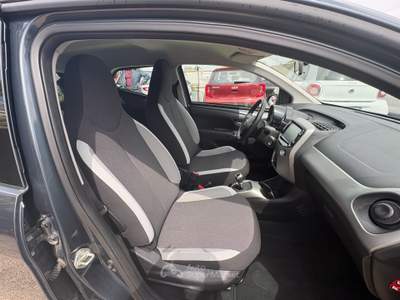 Toyota Aygo 5 porte x-business Grigio usata Pomezia