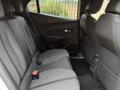 Peugeot 2008 1200 HYBRID ALLURE 145CV E-DCS6 CARPLAY FULL LED Bianco usata Roma