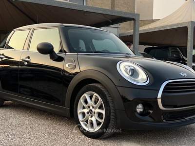 MINI Clubman 1.5 One D Business 5 porte Nero usata Casarano