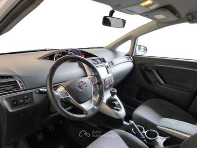 Toyota Verso 1.6 D-4D 111 HP 7 POSTI NEOPATENTATI Bianco usata Udine