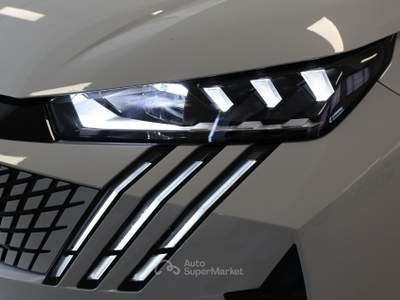 Peugeot 5008 Hybrid 145 e-DCS6 GT Bianco usata Venezia