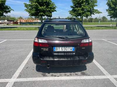 Subaru Outback carrozzeria dannegggiata cine da foto ma non danni gravi  Nero usata Centallo