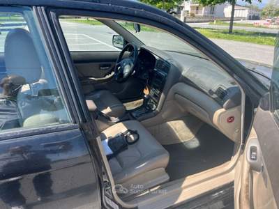 Subaru Outback carrozzeria dannegggiata cine da foto ma non danni gravi  Nero usata Centallo