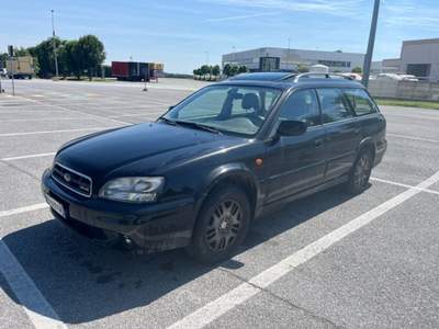 Subaru Outback carrozzeria dannegggiata cine da foto ma non danni gravi  Nero usata Centallo
