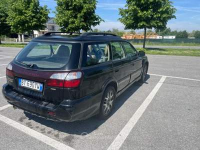 Subaru Outback carrozzeria dannegggiata cine da foto ma non danni gravi  Nero usata Centallo