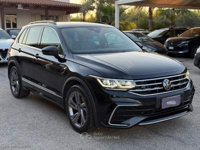 Volkswagen Tiguan Tiguan 2.0 TDI 150CV DSG R-Line 2023 LUCI AMBIENTE Nero usata San Michele Salentino