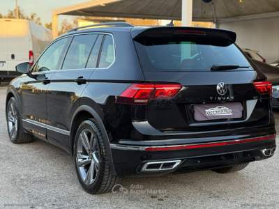 Volkswagen Tiguan Tiguan 2.0 TDI 150CV DSG R-Line 2023 LUCI AMBIENTE Nero usata San Michele Salentino