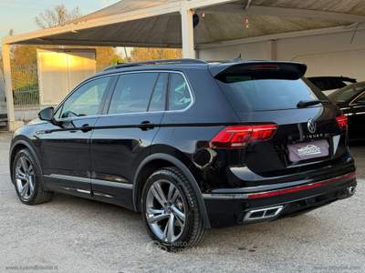 Volkswagen Tiguan Tiguan 2.0 TDI 150CV DSG R-Line 2023 LUCI AMBIENTE Nero usata San Michele Salentino