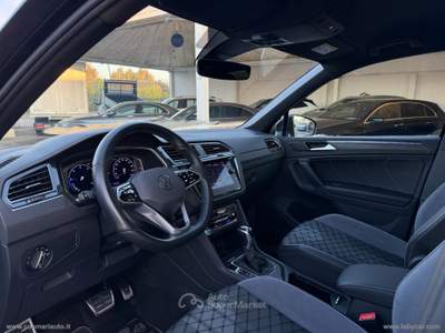 Volkswagen Tiguan Tiguan 2.0 TDI 150CV DSG R-Line 2023 LUCI AMBIENTE Nero usata San Michele Salentino