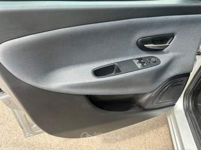 Lancia Ypsilon Tenuta sempre in box, unico proprietario, non fumatore etc... Argento usata Melfi
