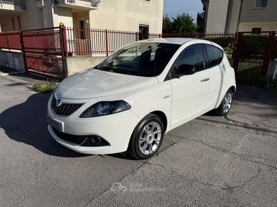 Lancia Ypsilon Lancia Ypsilon 1.0 FireFly 5 porte S&S Hybrid Ecochic Gold Bianco usata Altamura