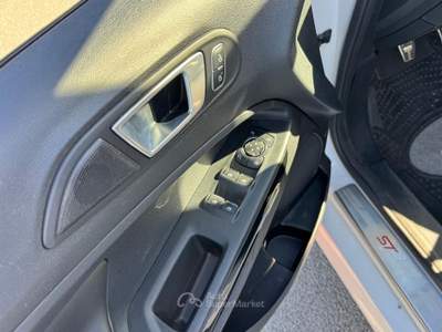 Ford EcoSport 1.0 Ecoboost 125cv S&S ST-Line Bianco usata San Giuseppe Vesuviano
