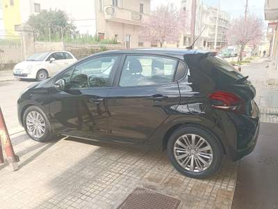 Peugeot 208 1.5 BlueHDi 100 Cv S&S Allure 5 porte Nero usata Latiano