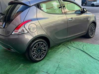 Lancia Ypsilon 5 porte S&S Hybrid Ecochic Gold Grigio usata Cercola