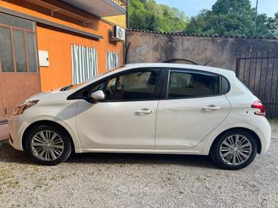 Peugeot 208 Peugeot 208 immatricolata nel 2017 adatta anche a neopatentati. Bianco usata Gussago