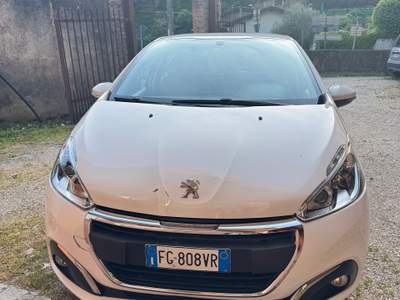 Peugeot 208 Peugeot 208 immatricolata nel 2017 adatta anche a neopatentati. Bianco usata Gussago