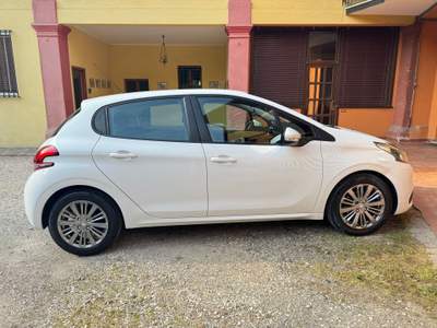 Peugeot 208 Peugeot 208 immatricolata nel 2017 adatta anche a neopatentati. Bianco usata Gussago