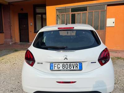 Peugeot 208 Peugeot 208 immatricolata nel 2017 adatta anche a neopatentati. Bianco usata Gussago