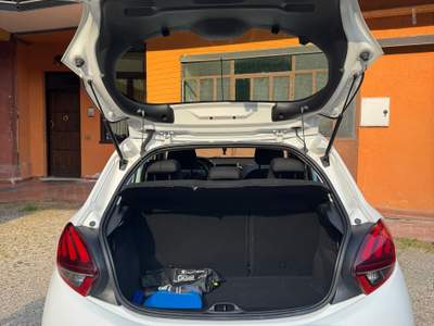Peugeot 208 Peugeot 208 immatricolata nel 2017 adatta anche a neopatentati. Bianco usata Gussago