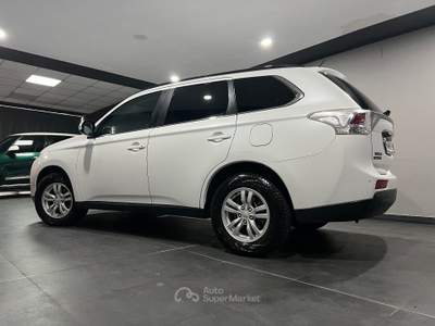 Mitsubishi Outlander 2.2 DI-D 4WD Intense UNICO PROPRITARIO Bianco usata Atena lucana
