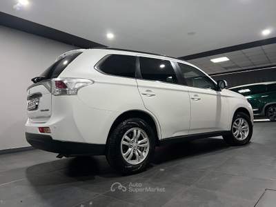 Mitsubishi Outlander 2.2 DI-D 4WD Intense UNICO PROPRITARIO Bianco usata Atena lucana