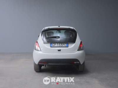 Lancia Ypsilon ypsilon 1.0 firefly hybrid gold s&s 70cv 5p.ti Bianco usata Barzago