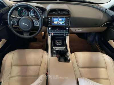 Jaguar XE XE 2.0d Prestige 180cv auto Verde usata Verona