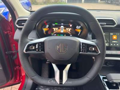 MG ZS 1.5 FullHybrid+ 197CV LUXURY Rosso usata Milano