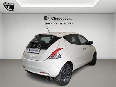 Lancia Ypsilon Ypsilon 1.2 69 CV 5 porte S&S Gold Bianco usata Prato