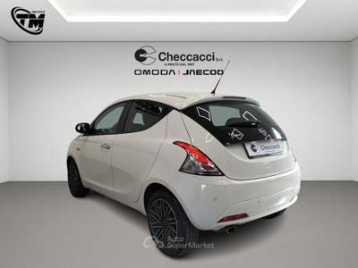Lancia Ypsilon Ypsilon 1.2 69 CV 5 porte S&S Gold Bianco usata Prato