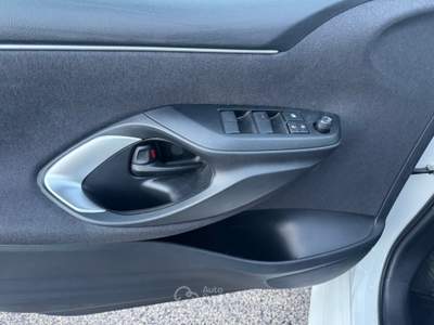 Toyota Yaris 1.5cc HEV Full Hybrid 116cv Active Bianco usata Pozzuoli
