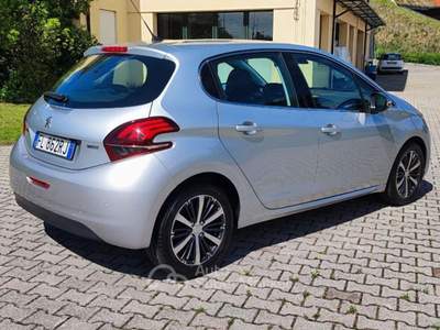 Peugeot 208 1° serie PureTech 82 5 porte Touch Argento usata Fonte