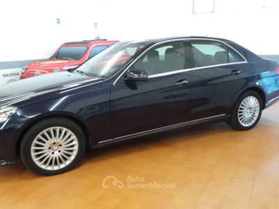 Mercedes-Benz Classe E vettura tenuta molto bene pari al nuovo Blu/Azzurro usata Dormelletto