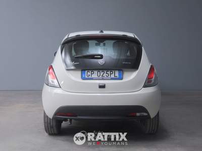 Lancia Ypsilon ypsilon 1.0 firefly hybrid gold s&s 70cv 5p.ti Bianco usata Barzago