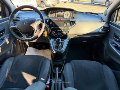 Lancia Ypsilon 1.2 69 CV 5 porte Gold Argento usata Teano