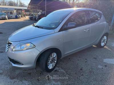 Lancia Ypsilon 1.2 69 CV 5 porte Gold Argento usata Teano