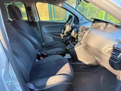 Lancia Ypsilon 1.2 69 CV 5 porte Gold Argento usata Teano