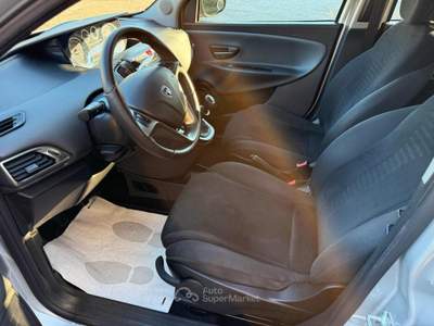 Lancia Ypsilon 1.2 69 CV 5 porte Gold Argento usata Teano