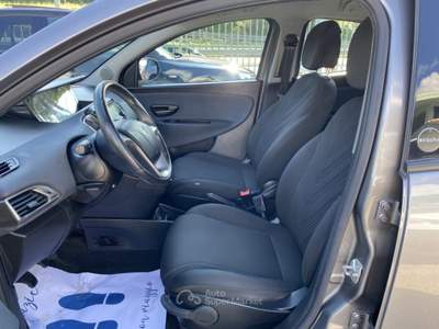 Lancia Ypsilon 1.0 FireFly 5 porte S&S Hybrid Ecochic Gold Grigio usata Manocalzati
